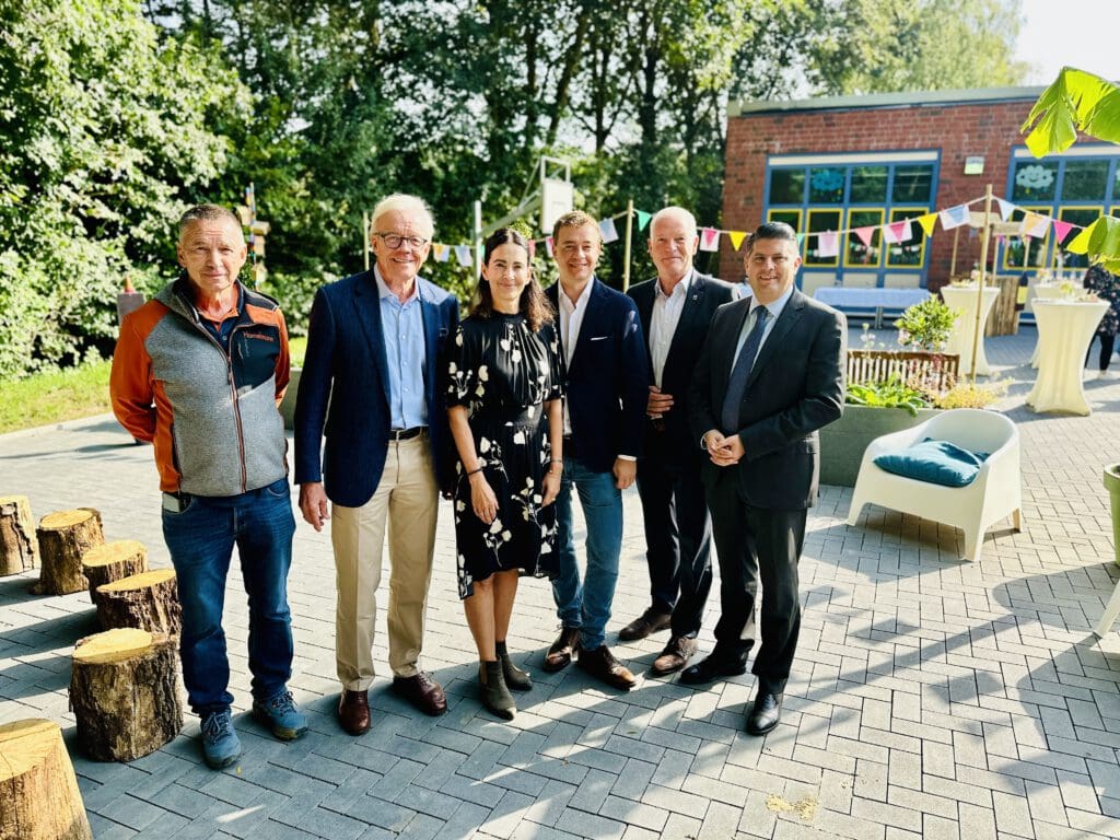 Auf dem Foto von links nach rechts:

Herr Hamelmann, Ralf Schmitz, die stellv. Schulleiterin Frau Fröhling, Dr. Axel Schmitz, Bürgermeister Dellmans und Erster Beigeordneter Gielen